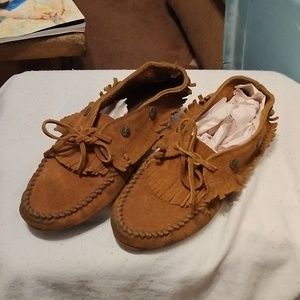 Minnetonka Chestnut Fringed Moccasin sz 9